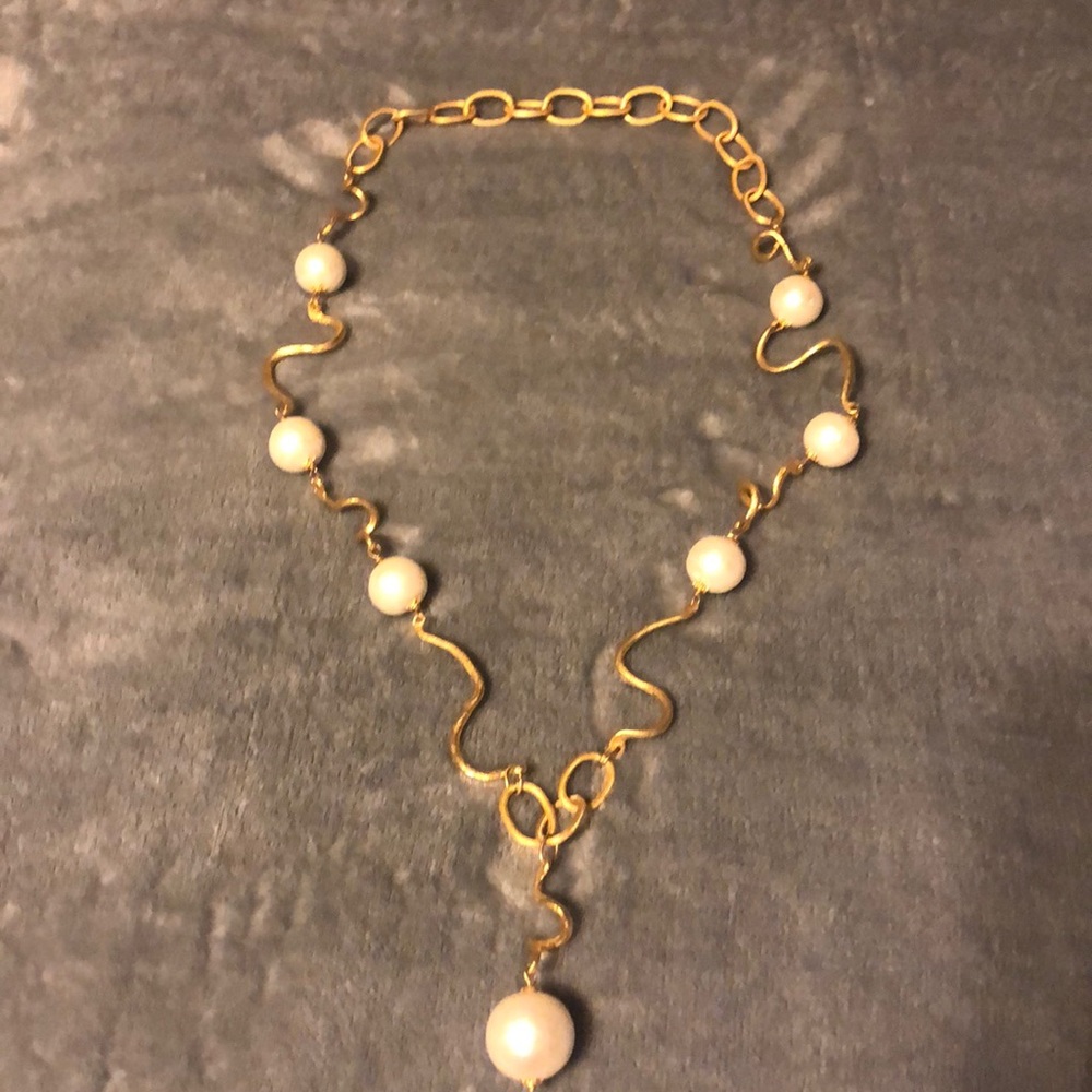 Gold necklace with pearls